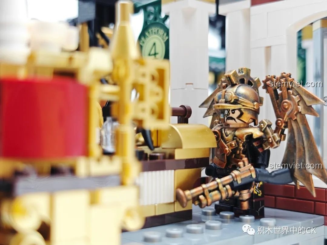 Cận cảnh phần đầu tàu hơi nước với các đèn pha và chi tiết trang trí của Ga Tàu Hơi Nước Phong Cách Steampunk Pantasy 85007.