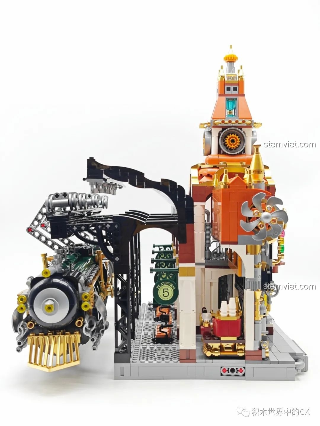 Cận cảnh mặt đồng hồ và các chi tiết trang trí phía trên của Ga Tàu Hơi Nước Phong Cách Steampunk Pantasy 85007.