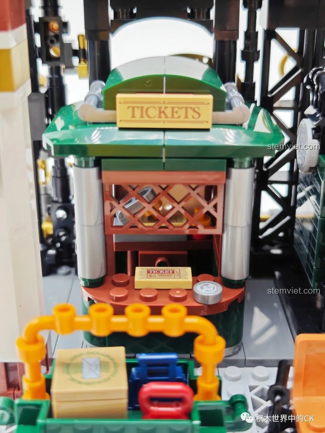 Cận cảnh chi tiết kết nối giữa đầu tàu và toa xe của Ga Tàu Hơi Nước Phong Cách Steampunk Pantasy 85007.