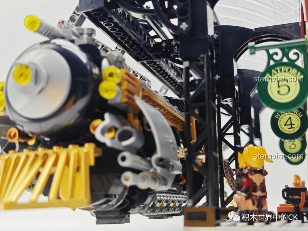 Cận cảnh chi tiết kết nối giữa các toa tàu của Ga Tàu Hơi Nước Phong Cách Steampunk Pantasy 85007.