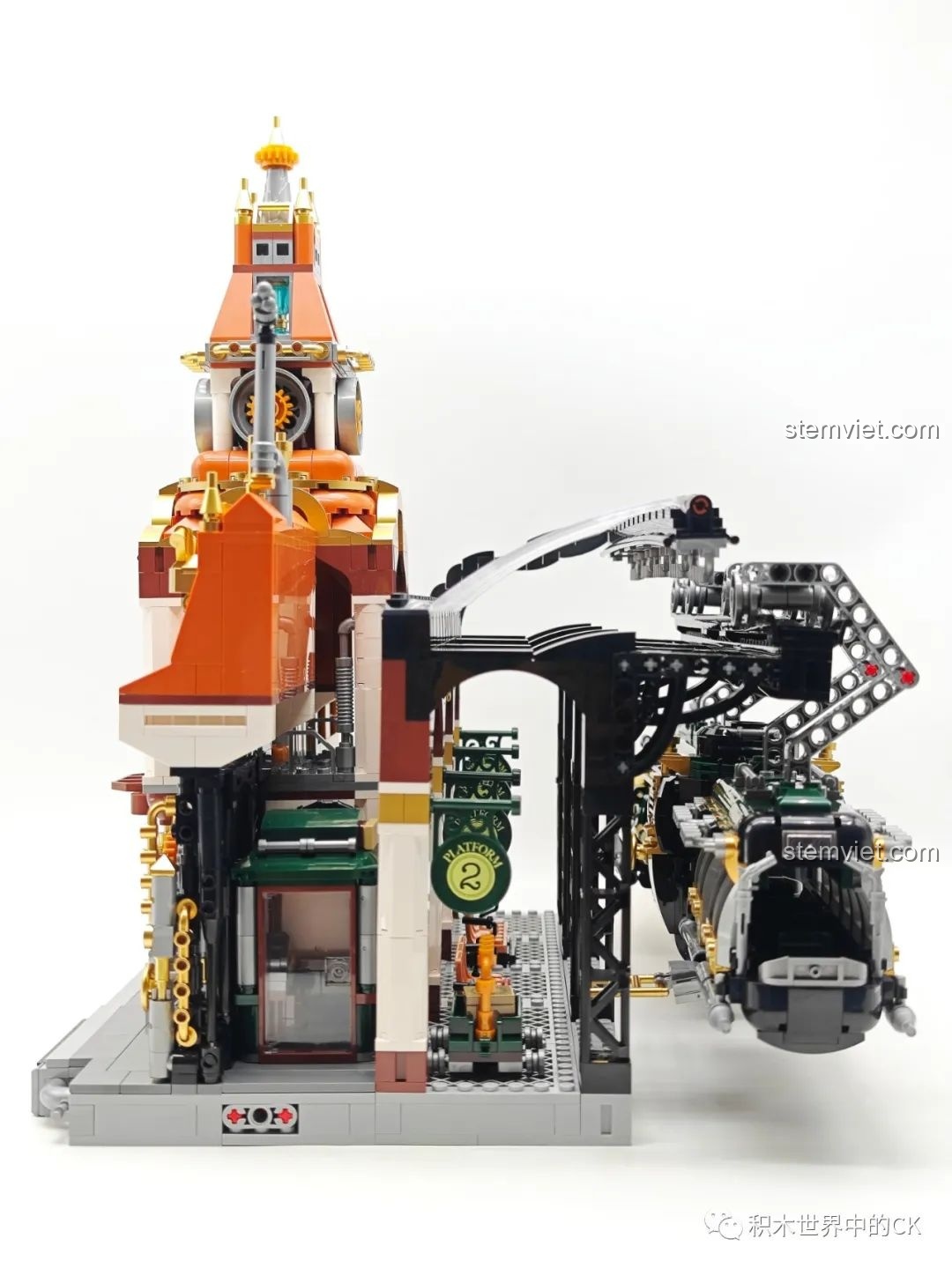 Cận cảnh mặt đồng hồ lớn và các chi tiết bánh răng trang trí trên tháp của Ga Tàu Hơi Nước Phong Cách Steampunk Pantasy 85007.