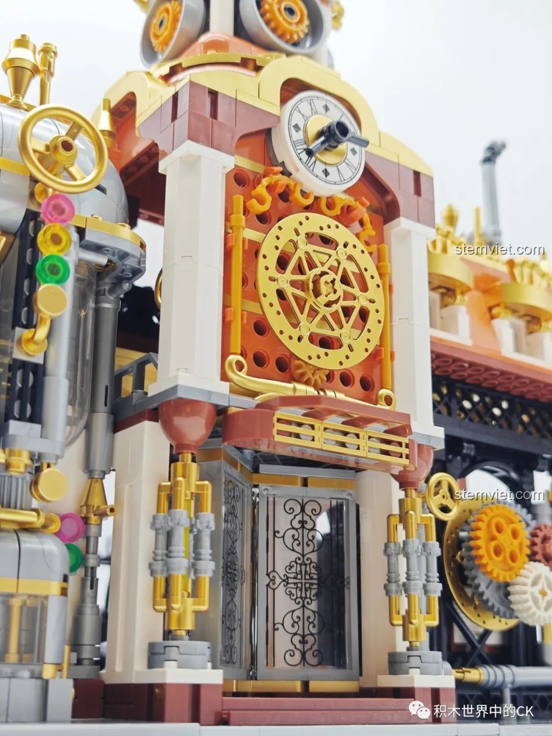 Cận cảnh sự kết hợp giữa phòng máy và khu vực quán cà phê trong Ga Tàu Hơi Nước Phong Cách Steampunk Pantasy 85007.