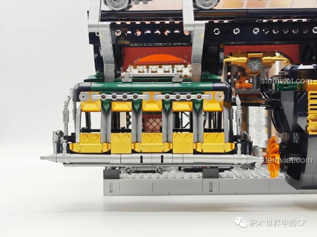 Cận cảnh quầy bán vé với tấm vé và đồng xu của Ga Tàu Hơi Nước Phong Cách Steampunk Pantasy 85007.