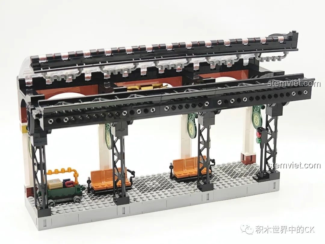 Thêm các chi tiết như bảng hiệu và xe đẩy hành lý vào sân ga của bộ Ga Tàu Hơi Nước Phong Cách Steampunk 85007.