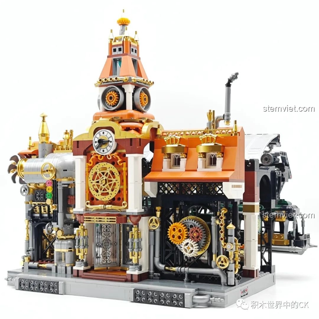 Cận cảnh đỉnh tháp đồng hồ của Ga Tàu Hơi Nước Phong Cách Steampunk Pantasy 85007 với các bánh răng và chi tiết vàng đồng.