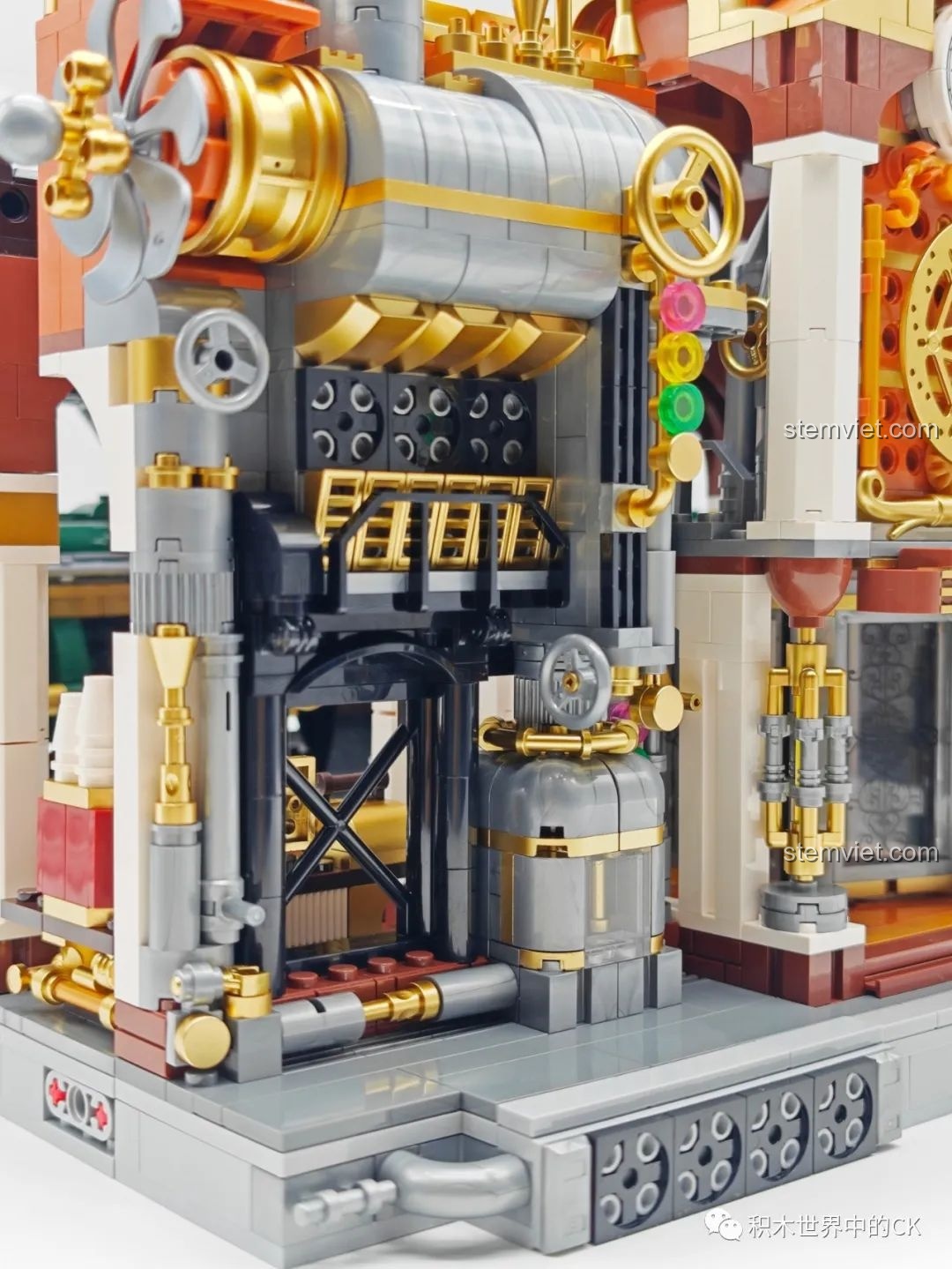 Cận cảnh tổng thể một bên của Ga Tàu Hơi Nước Phong Cách Steampunk Pantasy 85007, với các khu vực khác nhau.