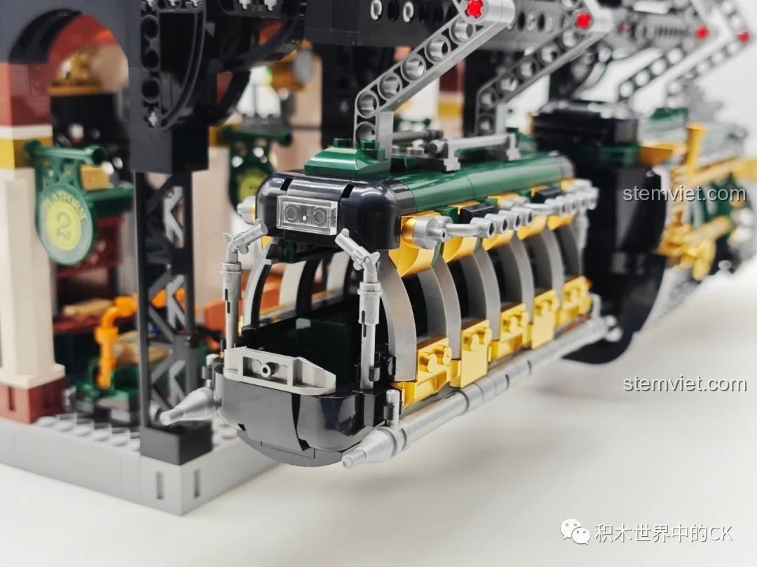 Cận cảnh xe đẩy hành lý với các kiện hàng trên sân ga của Ga Tàu Hơi Nước Phong Cách Steampunk Pantasy 85007.