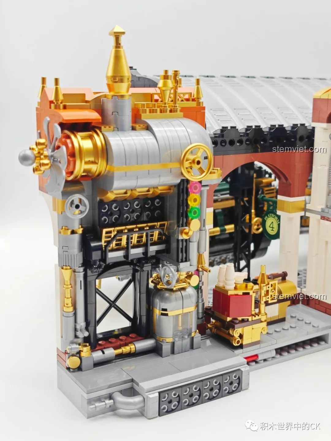 Cận cảnh xe đẩy hành lý với các kiện hàng trên sân ga của Ga Tàu Hơi Nước Phong Cách Steampunk Pantasy 85007.