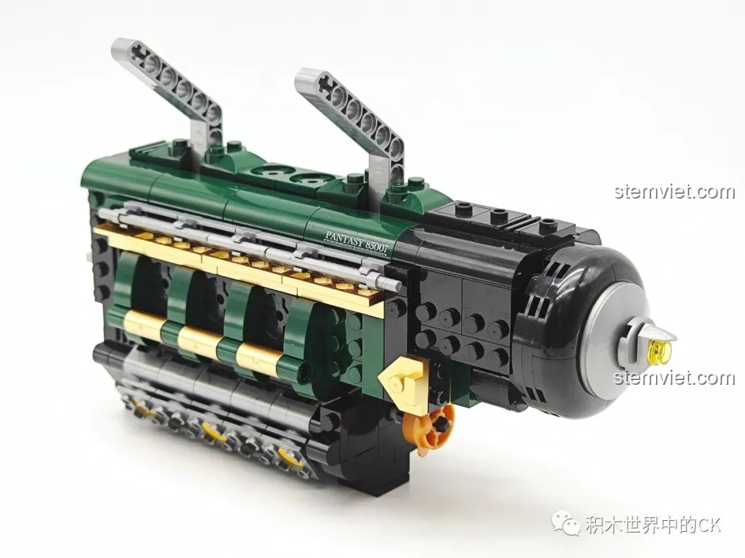 Cận cảnh phần thân đầu tàu hơi nước với các chi tiết đường ống và bánh xe của bộ Ga Tàu Hơi Nước Phong Cách Steampunk.