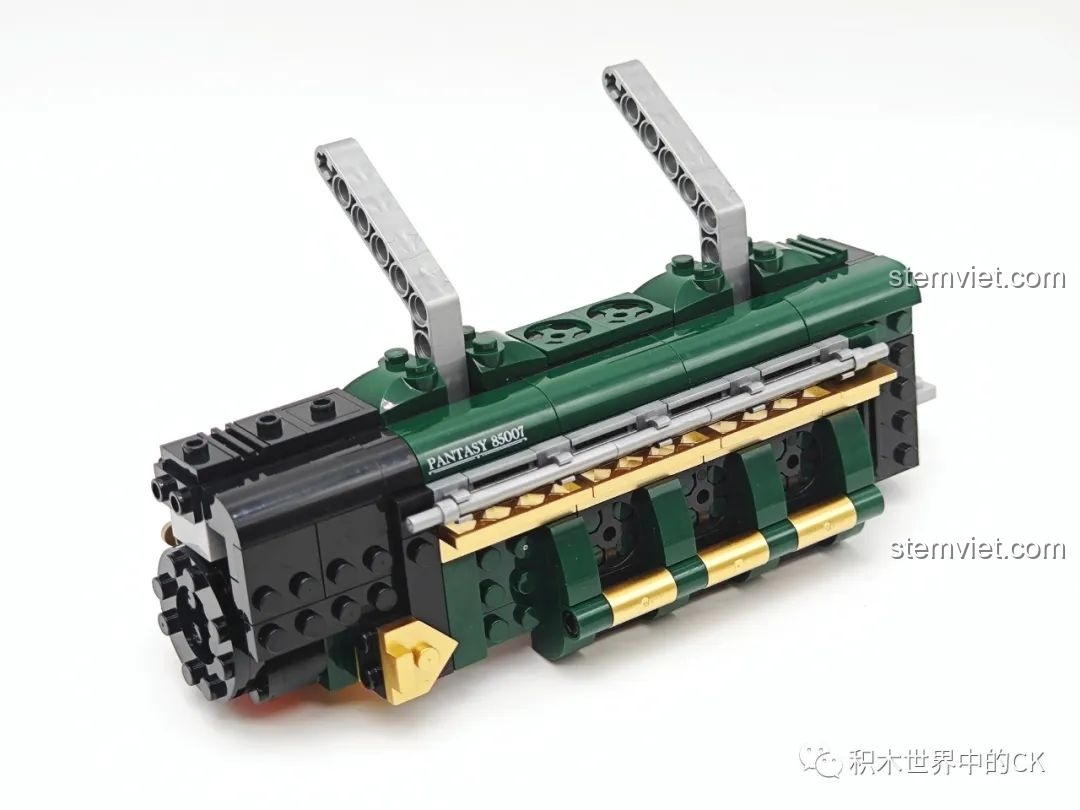 Bắt đầu lắp ráp phần động cơ chính của đầu tàu hơi nước, với các chi tiết màu xanh lá và vàng đồng.