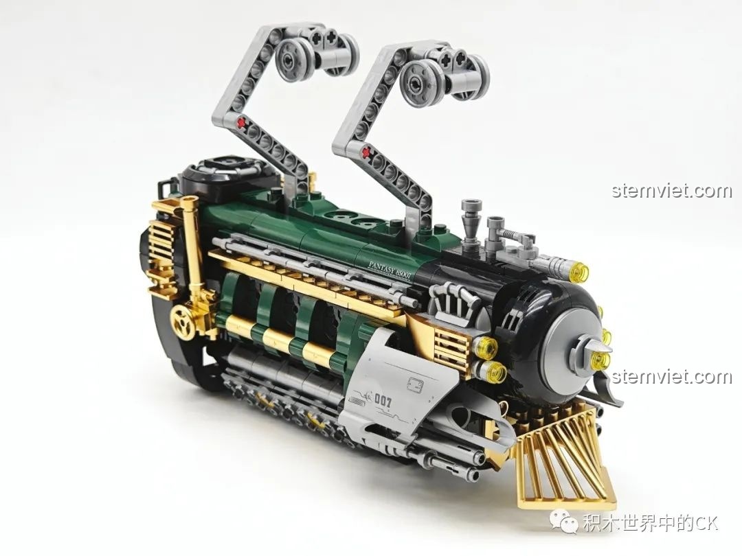 Phần trên của đầu tàu hơi nước với các chi tiết cơ khí và bánh xe nhỏ của bộ Ga Tàu Hơi Nước Phong Cách Steampunk.