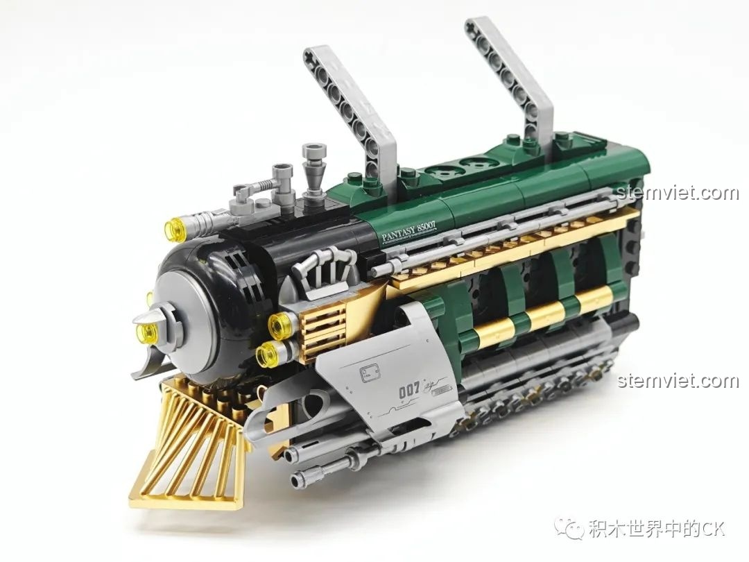 Phần đầu của đầu tàu hơi nước với lưới tản nhiệt vàng và đèn pha của bộ Ga Tàu Hơi Nước Phong Cách Steampunk 85007.