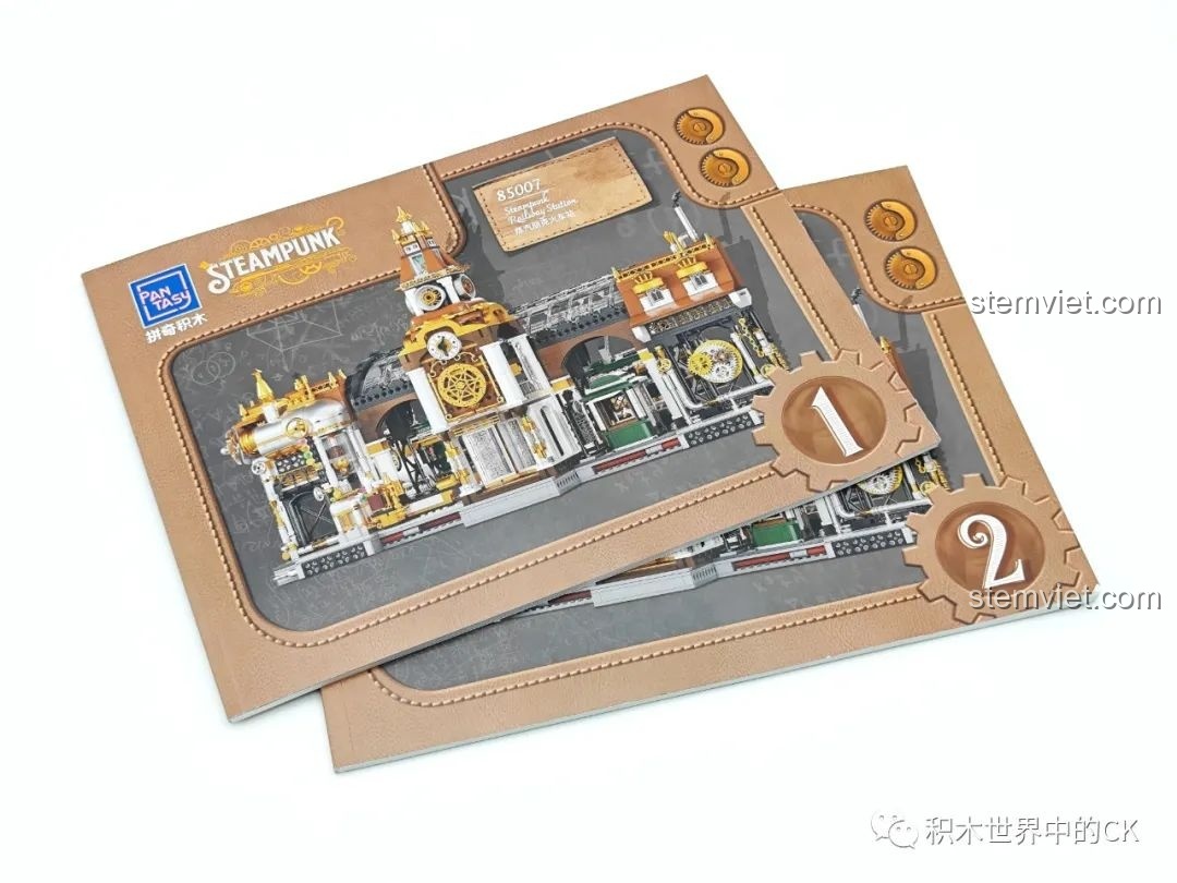 Hai cuốn sách hướng dẫn lắp ráp chi tiết cho bộ Ga Tàu Hơi Nước Phong Cách Steampunk Pantasy 85007, giúp quá trình lắp dễ dàng hơn.