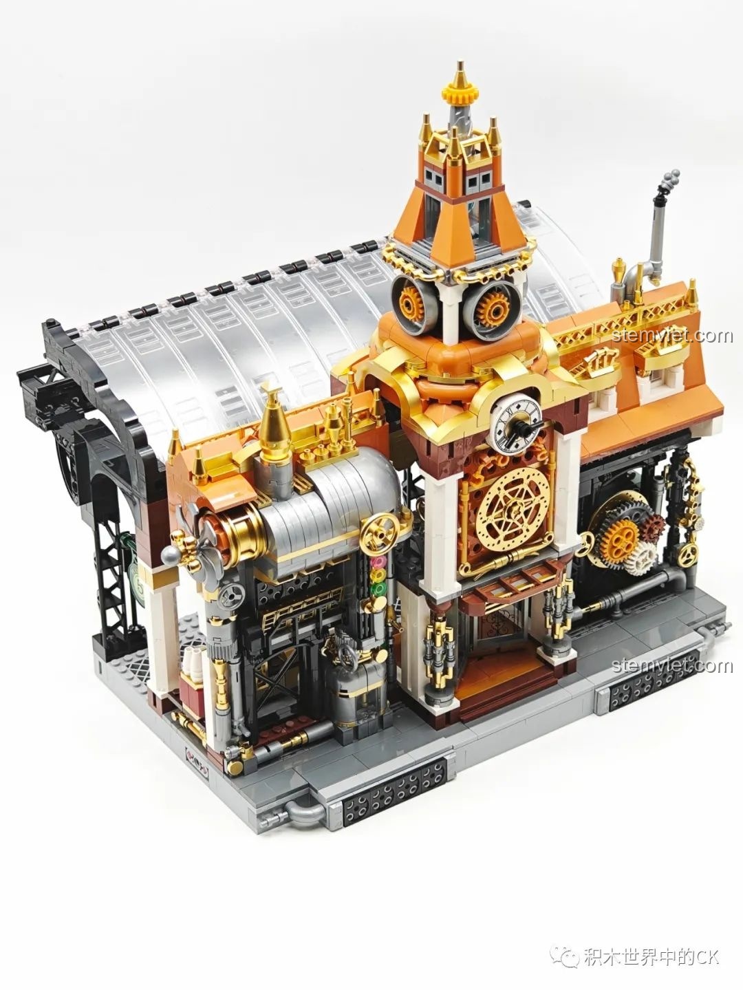 Kết nối phòng máy với phần còn lại của Ga Tàu Hơi Nước Phong Cách Steampunk Pantasy 85007, tạo thành một khối kiến trúc.