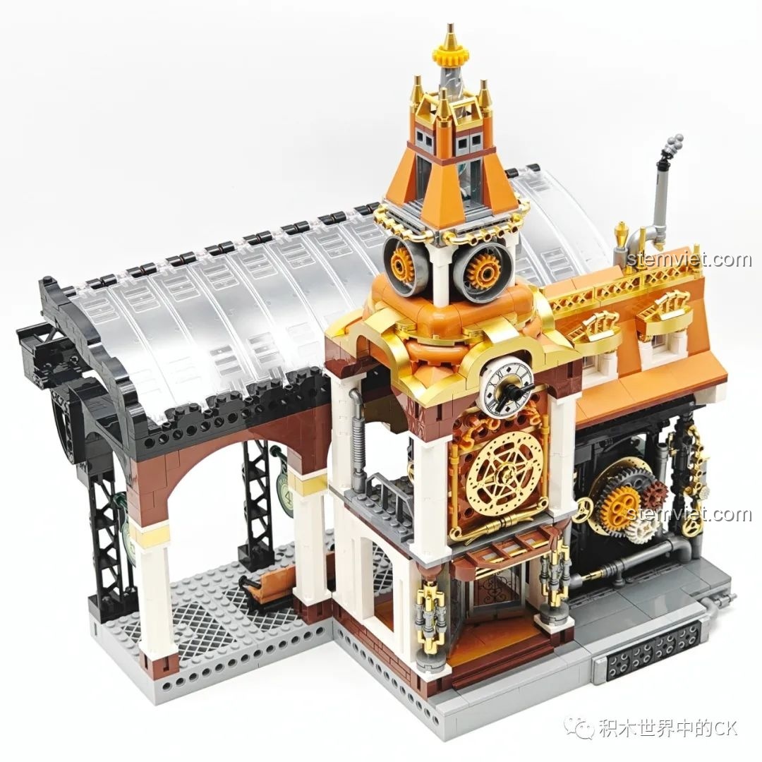 Kết nối tháp đồng hồ với phần sân ga và tòa nhà chính của bộ Ga Tàu Hơi Nước Phong Cách Steampunk Pantasy 85007.