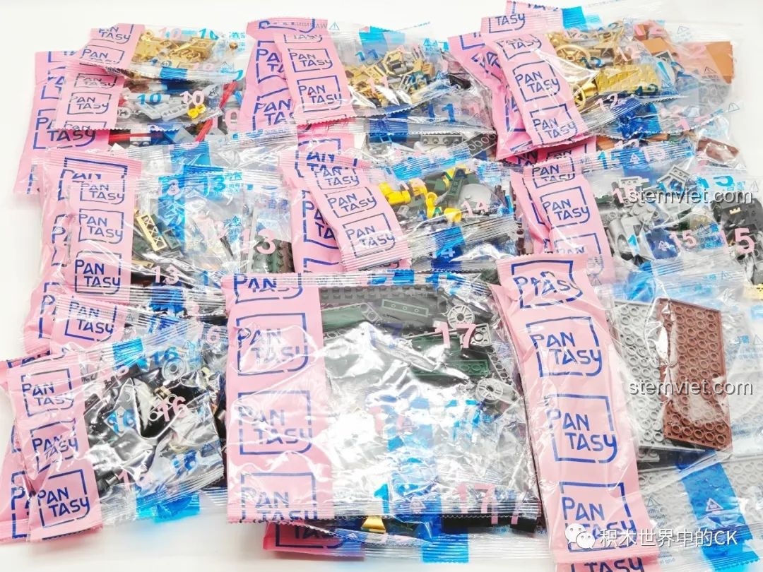 Nhiều túi mảnh ghép của bộ Ga Tàu Hơi Nước Phong Cách Steampunk Pantasy 85007, thể hiện sự đa dạng về loại và màu sắc.