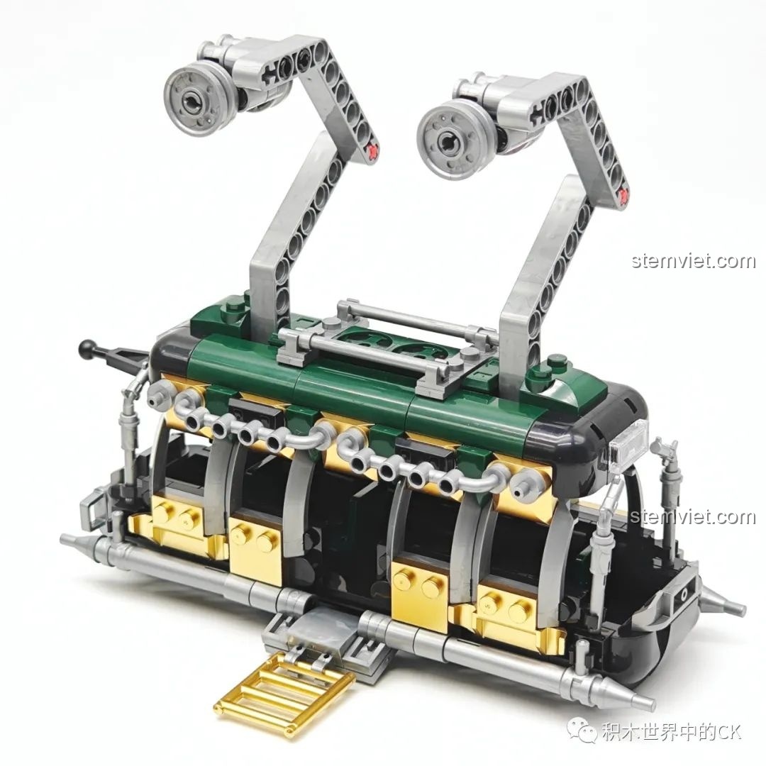 Mặt trước của mô hình Ga Tàu Hơi Nước Phong Cách Steampunk Pantasy 85007, nổi bật với tháp đồng hồ và các chi tiết vàng đồng.