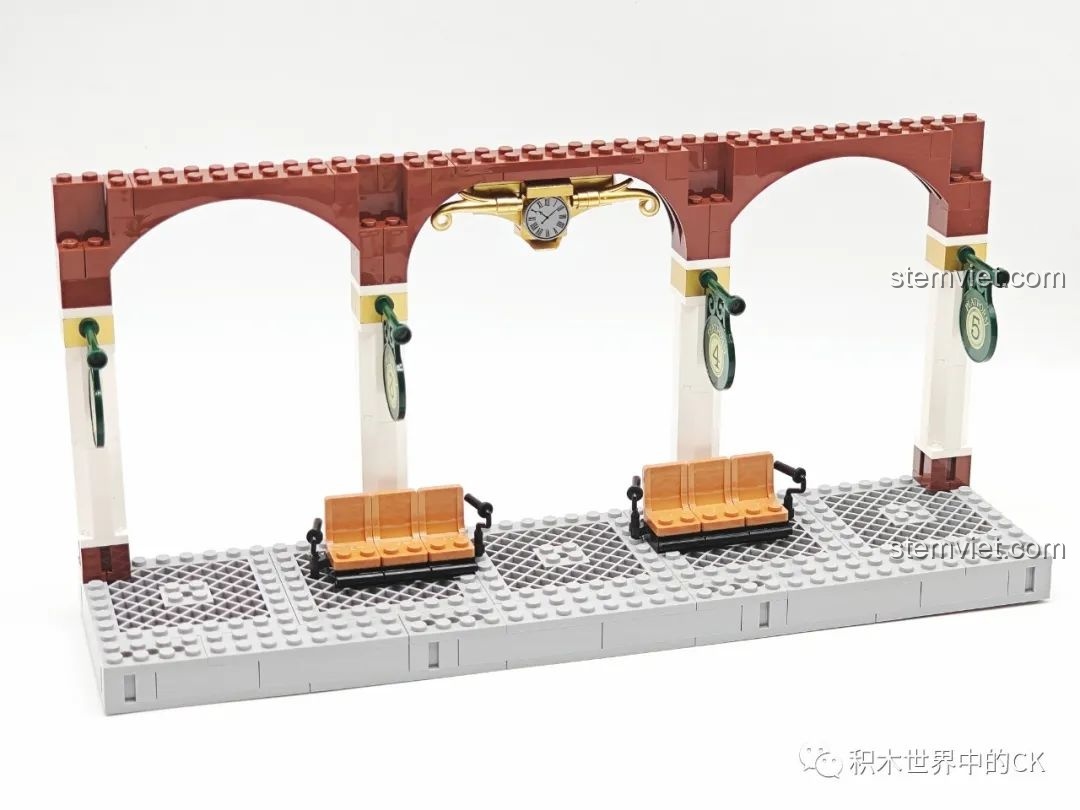 Bắt đầu quá trình lắp ráp bộ Ga Tàu Hơi Nước Phong Cách Steampunk Pantasy 85007 với phần nền sân ga và ghế chờ.