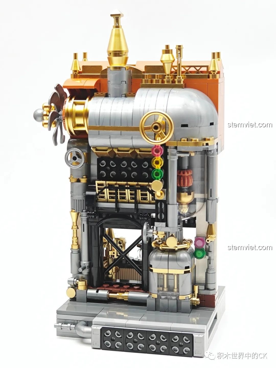 Phòng máy hoàn chỉnh với các chi tiết quạt, bánh xe và đường ống của bộ Ga Tàu Hơi Nước Phong Cách Steampunk Pantasy 85007.