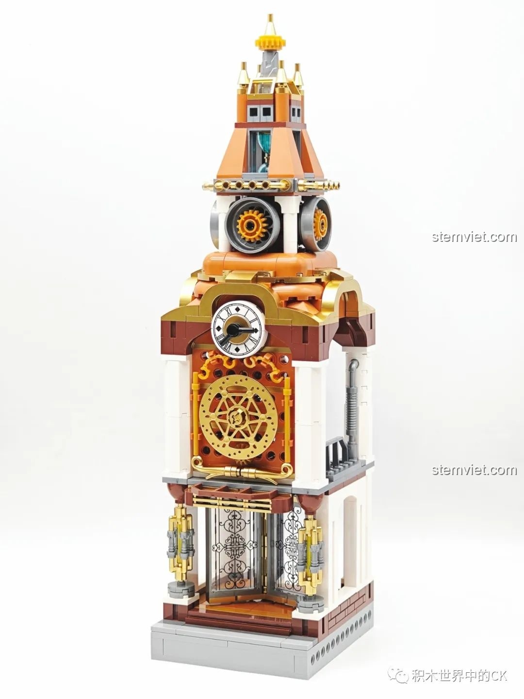 Tháp đồng hồ của bộ Ga Tàu Hơi Nước Phong Cách Steampunk Pantasy 85007 đã hoàn thành, với đỉnh tháp và các chi tiết trang trí.