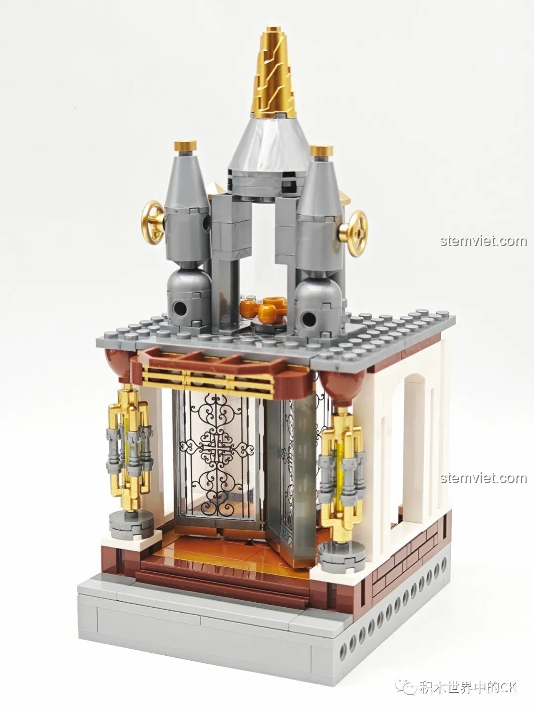 Lắp ráp tầng trệt của tháp đồng hồ, với cửa ra vào và các chi tiết trang trí của bộ Ga Tàu Hơi Nước Phong Cách Steampunk.