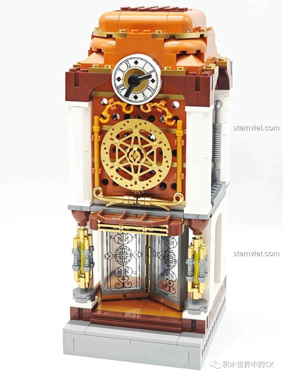 Lắp ráp tầng giữa của tháp đồng hồ, với mặt đồng hồ lớn và các chi tiết bánh răng trang trí của Ga Tàu Hơi Nước Phong Cách Steampunk.