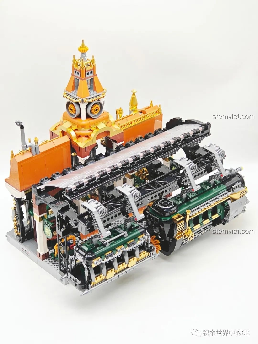 Toàn cảnh mô hình Ga Tàu Hơi Nước Phong Cách Steampunk Pantasy 85007 ở chế độ mở rộng, thể hiện chiều dài ấn tượng.