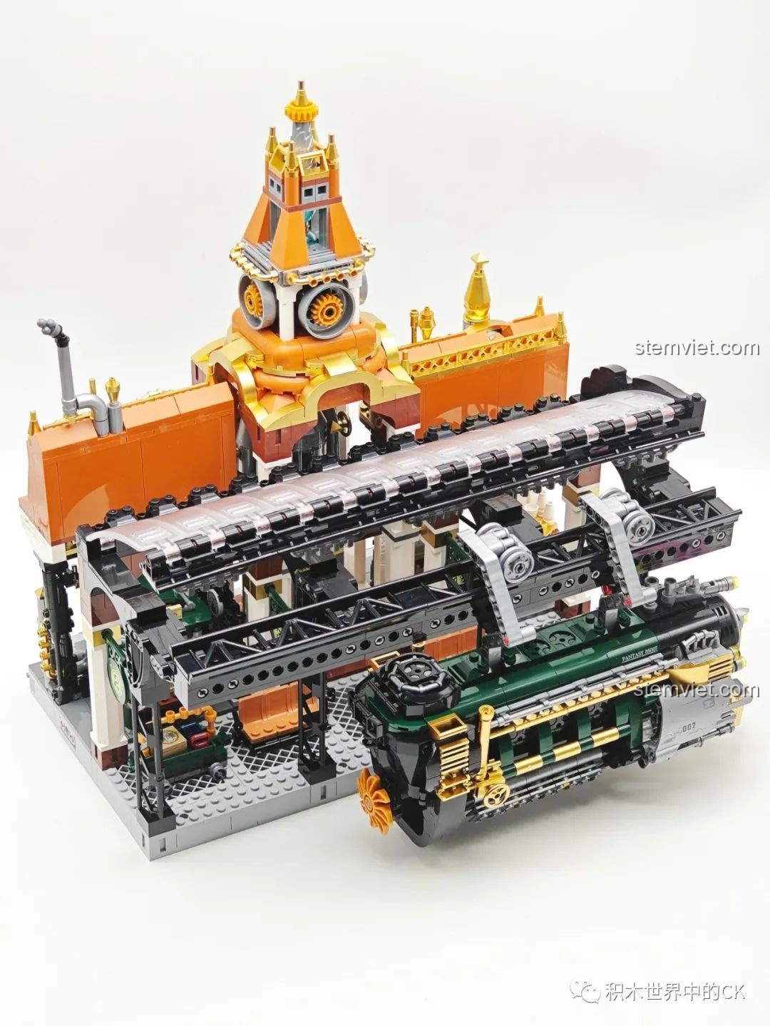 Mô hình hoàn chỉnh của Ga Tàu Hơi Nước Phong Cách Steampunk Pantasy 85007, nhìn từ góc cao, thể hiện sự hoành tráng.