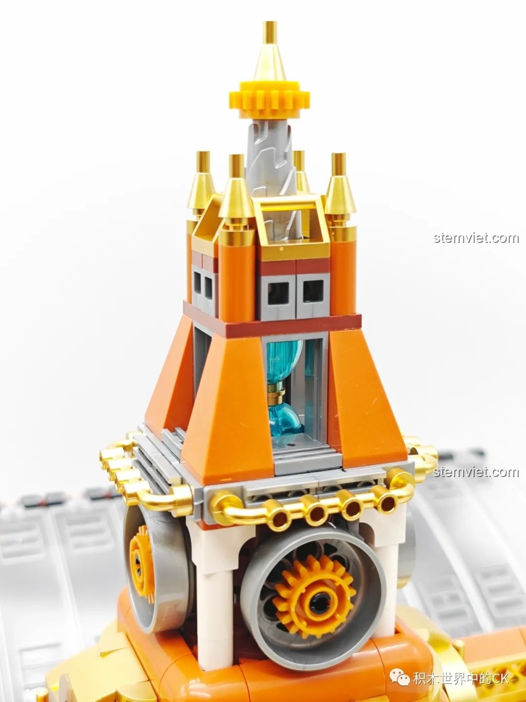 Mô hình Ga Tàu Hơi Nước Phong Cách Steampunk Pantasy 85007 được trưng bày cùng các nhân vật Steampunk (không đi kèm bộ).