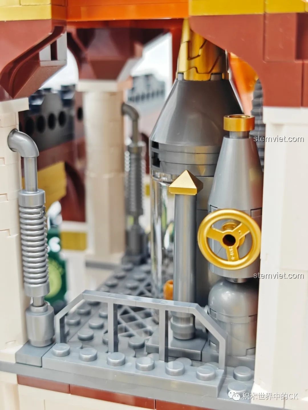 Cận cảnh một nhân vật Steampunk đứng cạnh quầy bán vé của Ga Tàu Hơi Nước Phong Cách Steampunk Pantasy 85007.