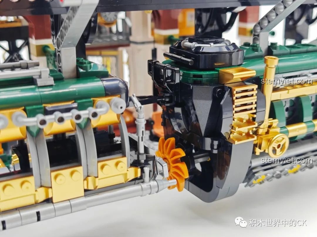 Mô hình Ga Tàu Hơi Nước Phong Cách Steampunk Pantasy 85007 được trưng bày cùng các nhân vật Steampunk (không đi kèm bộ).