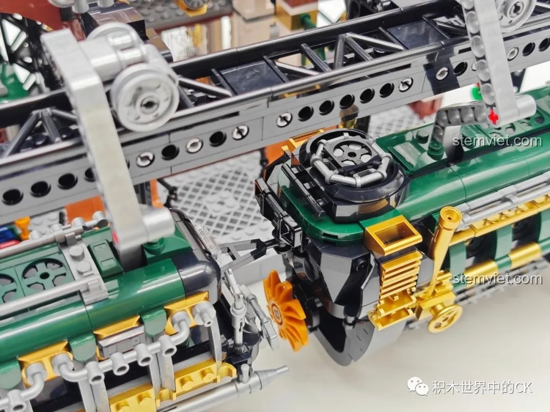 Các nhân vật Steampunk đứng trên sân ga của mô hình Ga Tàu Hơi Nước Phong Cách Steampunk Pantasy 85007.