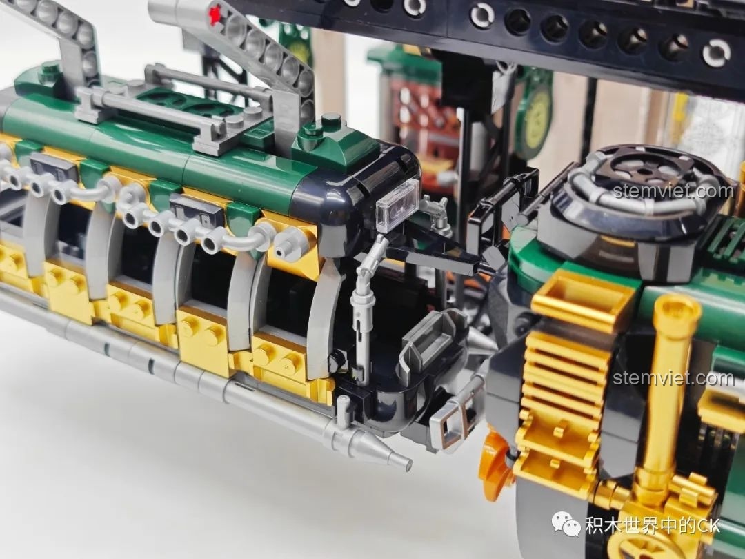 Cận cảnh một nhân vật Steampunk đứng cạnh quầy bán vé của Ga Tàu Hơi Nước Phong Cách Steampunk Pantasy 85007.