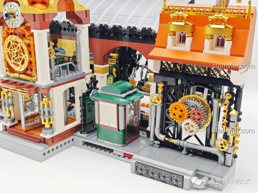 Nhân vật Steampunk đứng cạnh đầu tàu hơi nước của Ga Tàu Hơi Nước Phong Cách Steampunk Pantasy 85007.