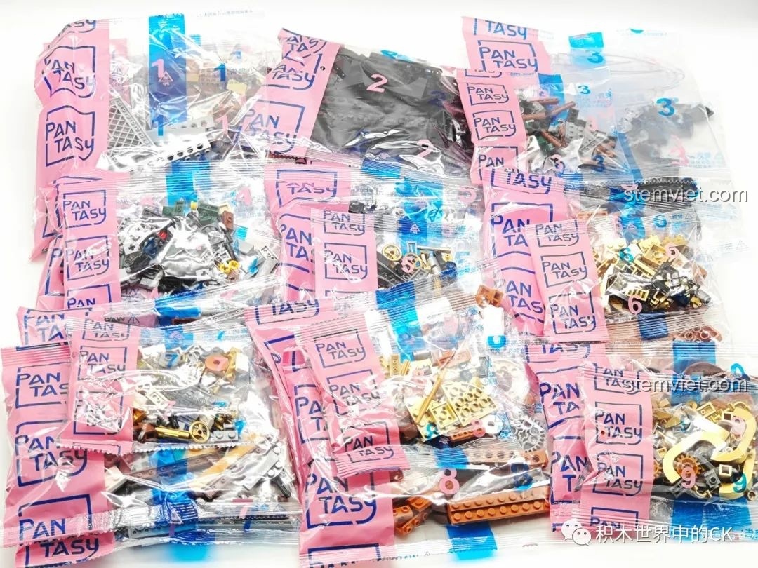 Các túi mảnh ghép được đánh số cẩn thận của bộ Ga Tàu Hơi Nước Phong Cách Steampunk Pantasy 85007, sẵn sàng cho quá trình lắp ráp.