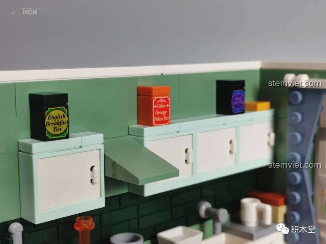 Giá sách với nhiều màu sắc trong phòng khách.