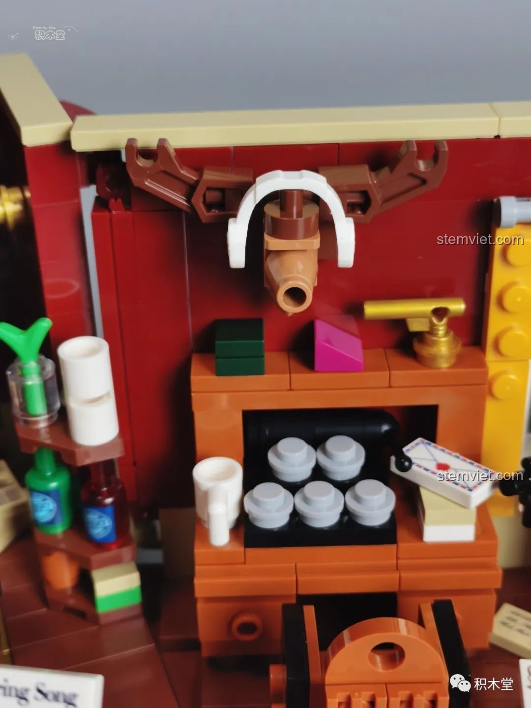 Chi tiết các mảnh ghép màu vàng được phun mạ.