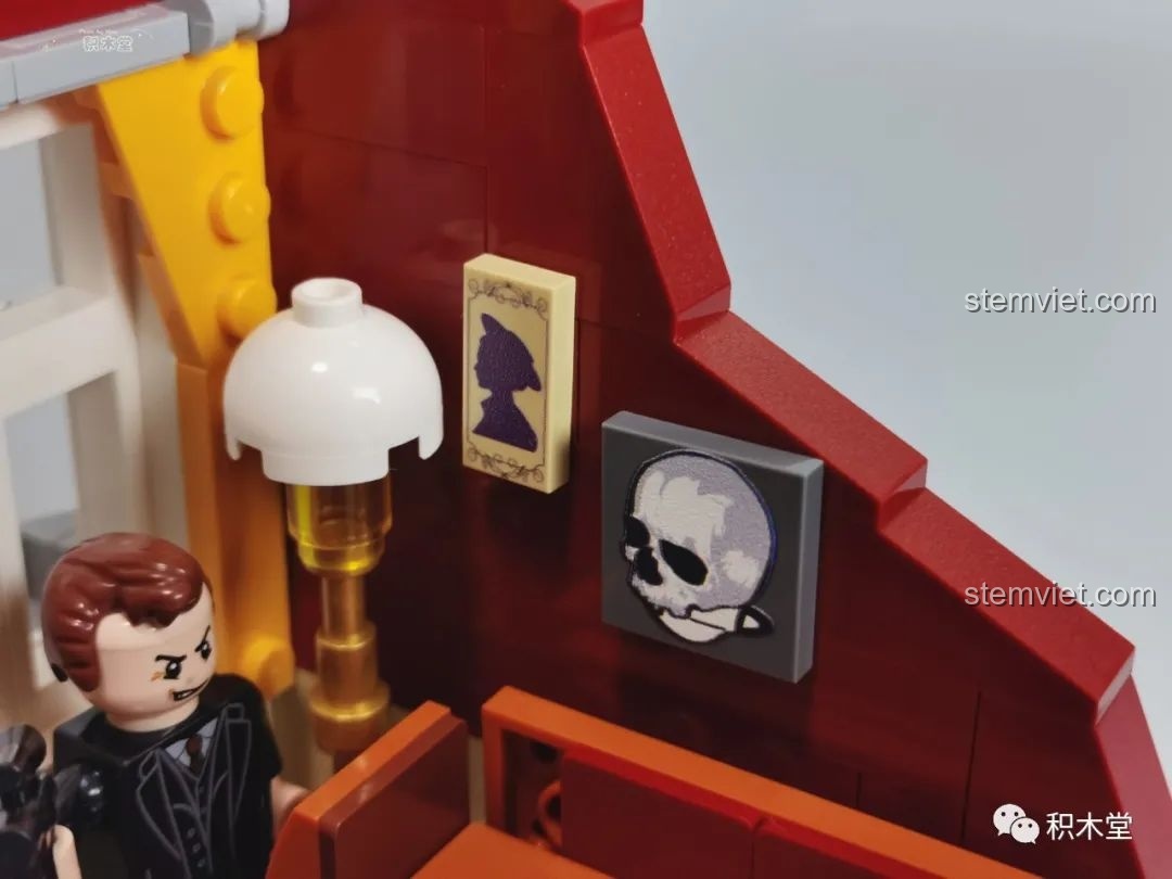 Chi tiết các mảnh ghép màu vàng được phun mạ.