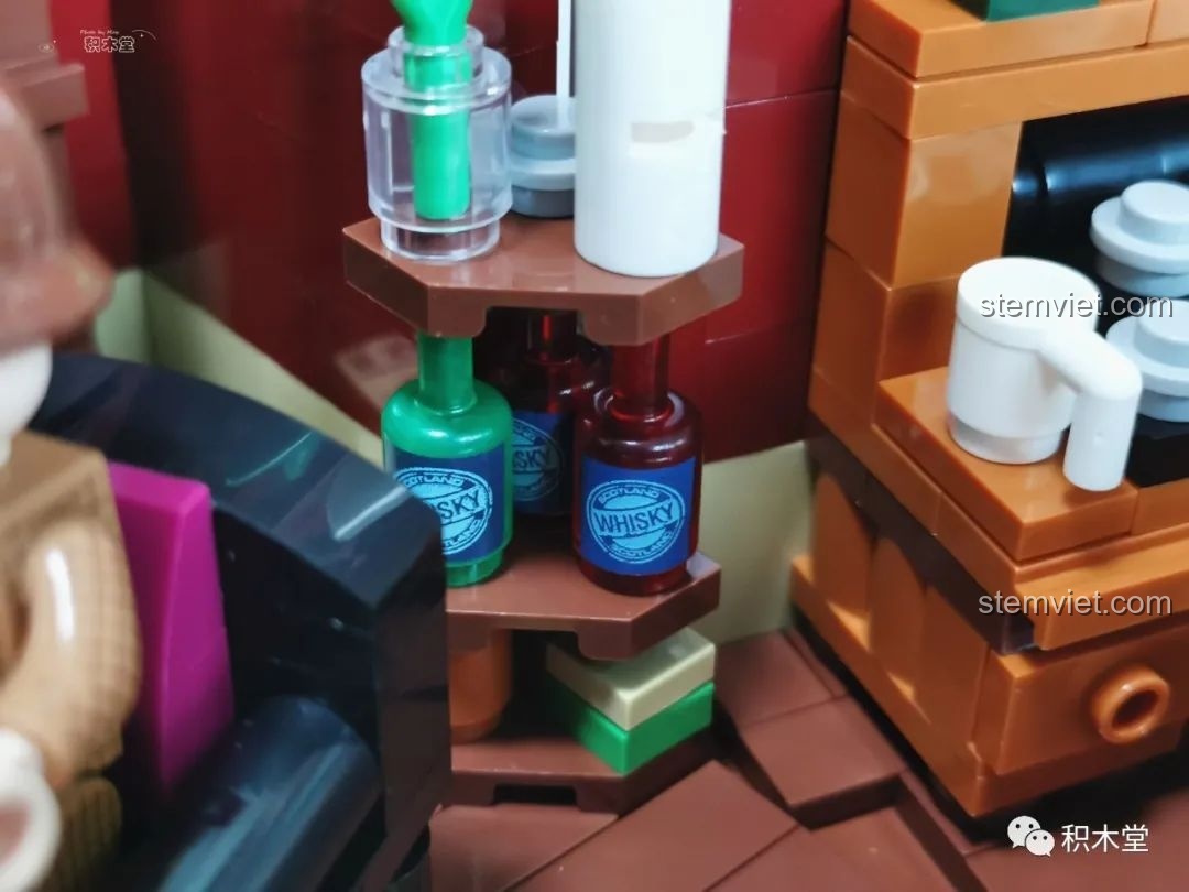 Chi tiết các mảnh ghép màu vàng được phun mạ.