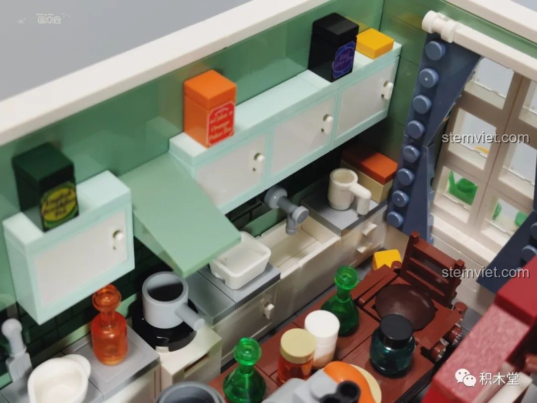 Chi tiết các mảnh ghép màu vàng được phun mạ.