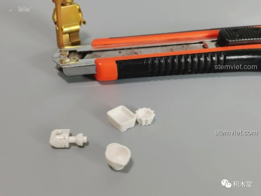 Các mảnh ghép màu vàng được phun mạ.