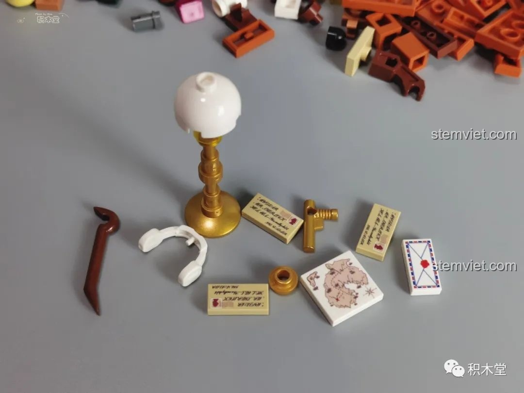 Chi tiết các vật dụng như báo, thư, bàn cờ trong bộ lắp ráp.