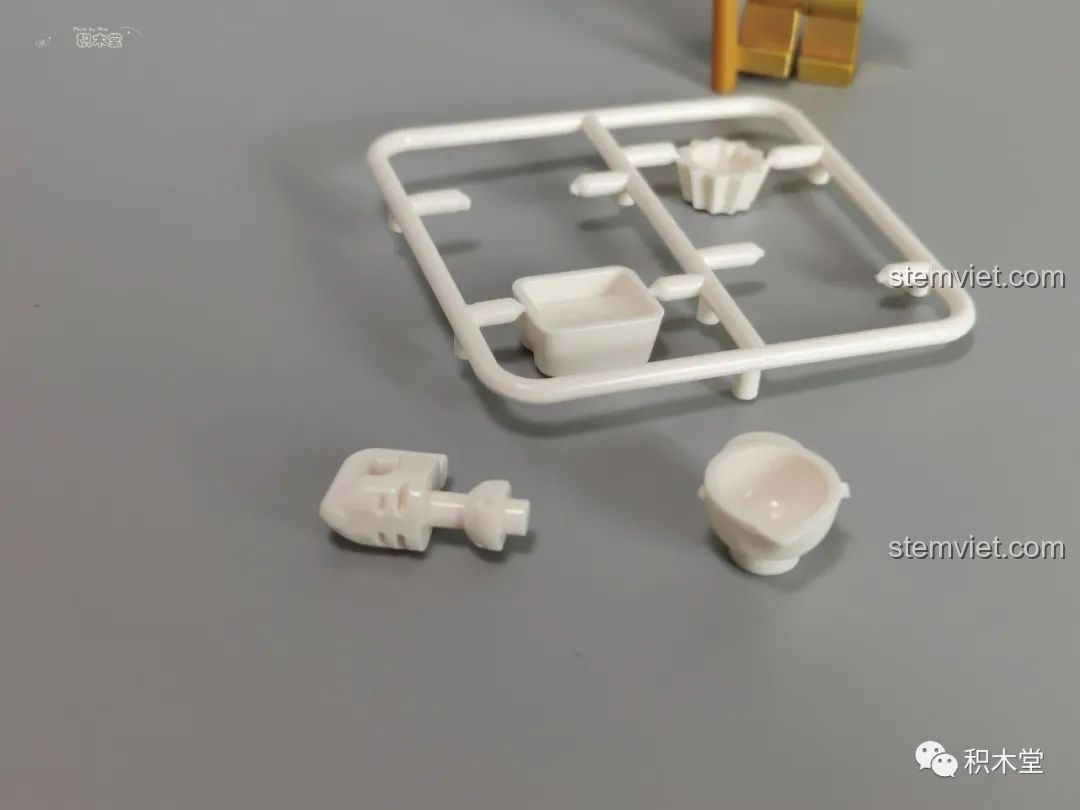 Chi tiết tai nghe, báo chí, thư từ được đặt trong bộ lắp ráp.