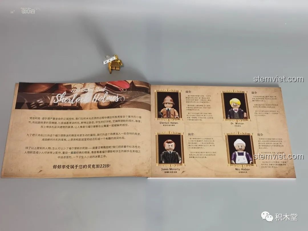 Các hộp trà in hình các loại trà Anh Quốc trên kệ bếp.