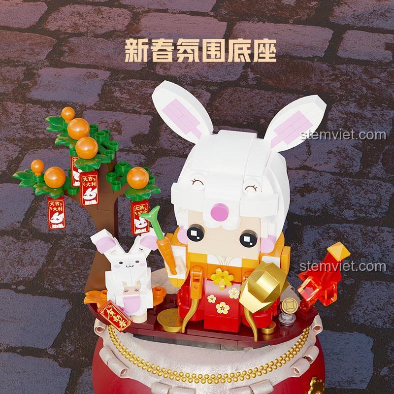 Cận cảnh đế ngồi của đồ chơi mô hình Linh vật năm Quý Mão 99004, mang đậm không khí Tết Nguyên Đán.