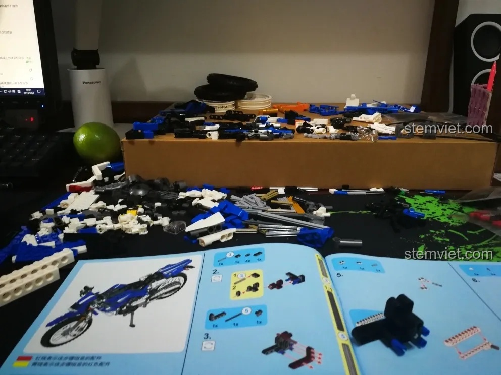 Rất nhiều chi tiết của bộ xe máy Yamaha Sembo được đổ ra bàn để chuẩn bị phân loại.