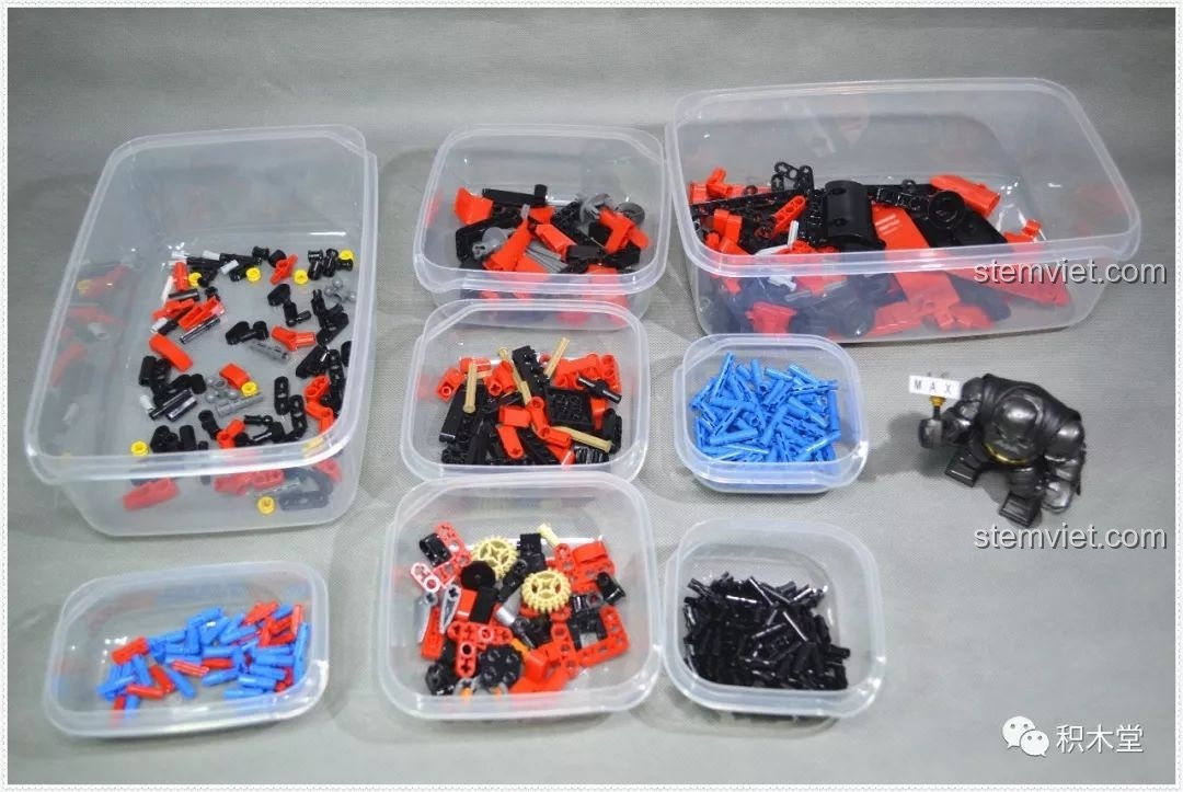 Phân loại các chi tiết của đồ chơi điều khiển từ xa Xe đua cho bé trai 6 tuổi vào hộp đựng.