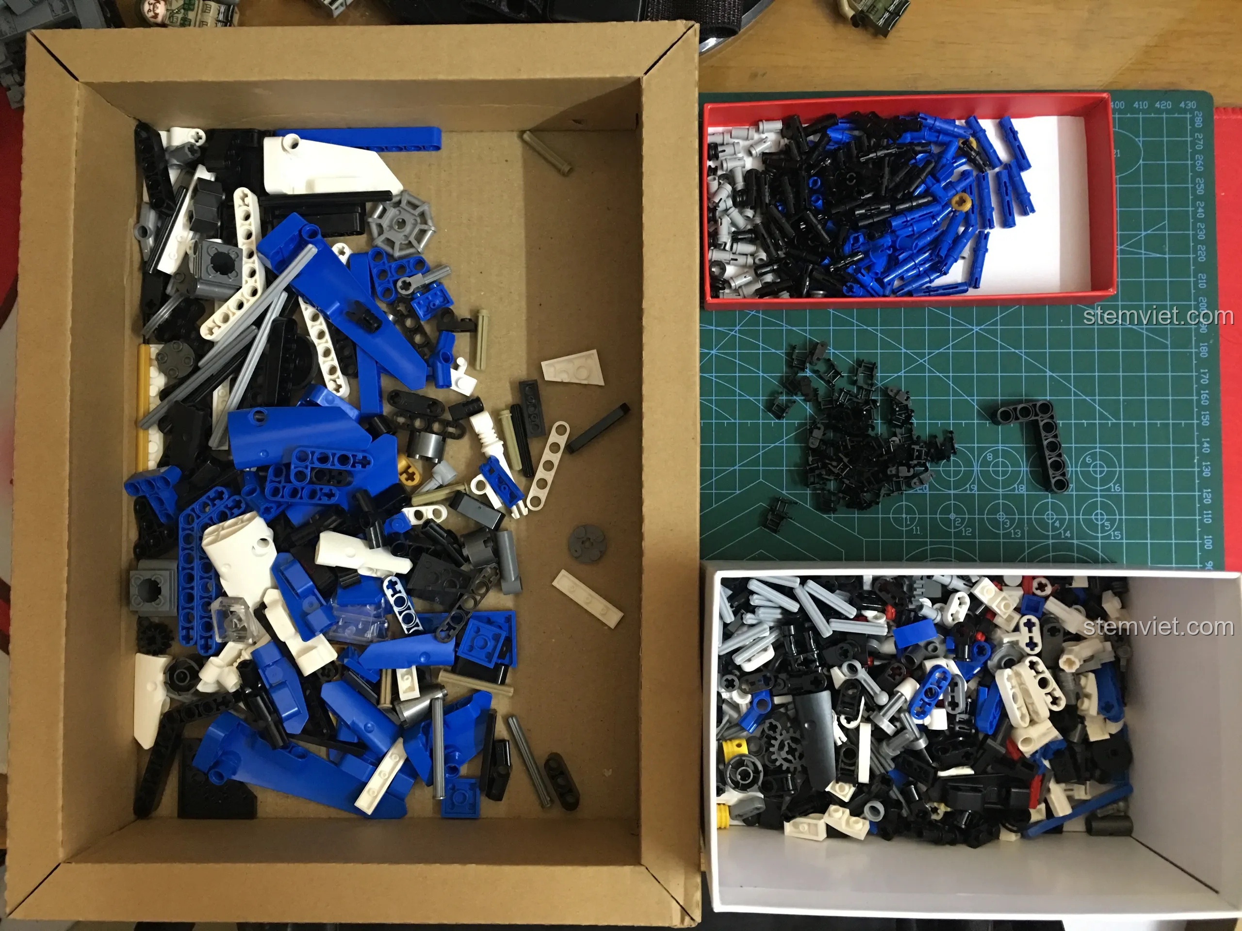 Các chi tiết của bộ lắp ráp Sembo 701702 được phân loại vào các khay riêng để tiện cho việc tìm kiếm và lắp ráp.