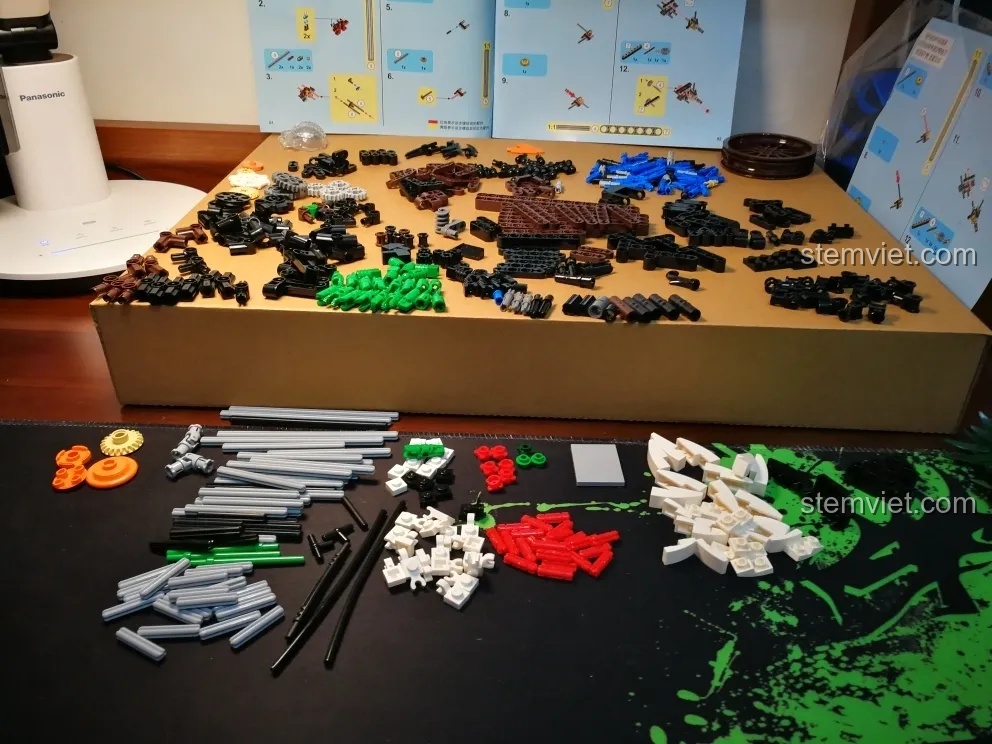 Các chi tiết của bộ bướm máy Sembo được đổ ra và phân loại theo màu sắc, hình dạng.