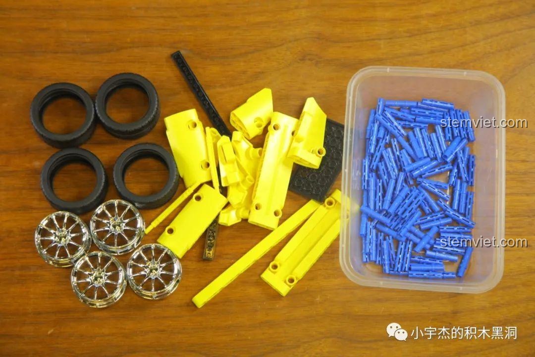 Phân loại các chi tiết: vành xe mạ bạc, lốp cao su, chi tiết màu vàng và các chốt nối.